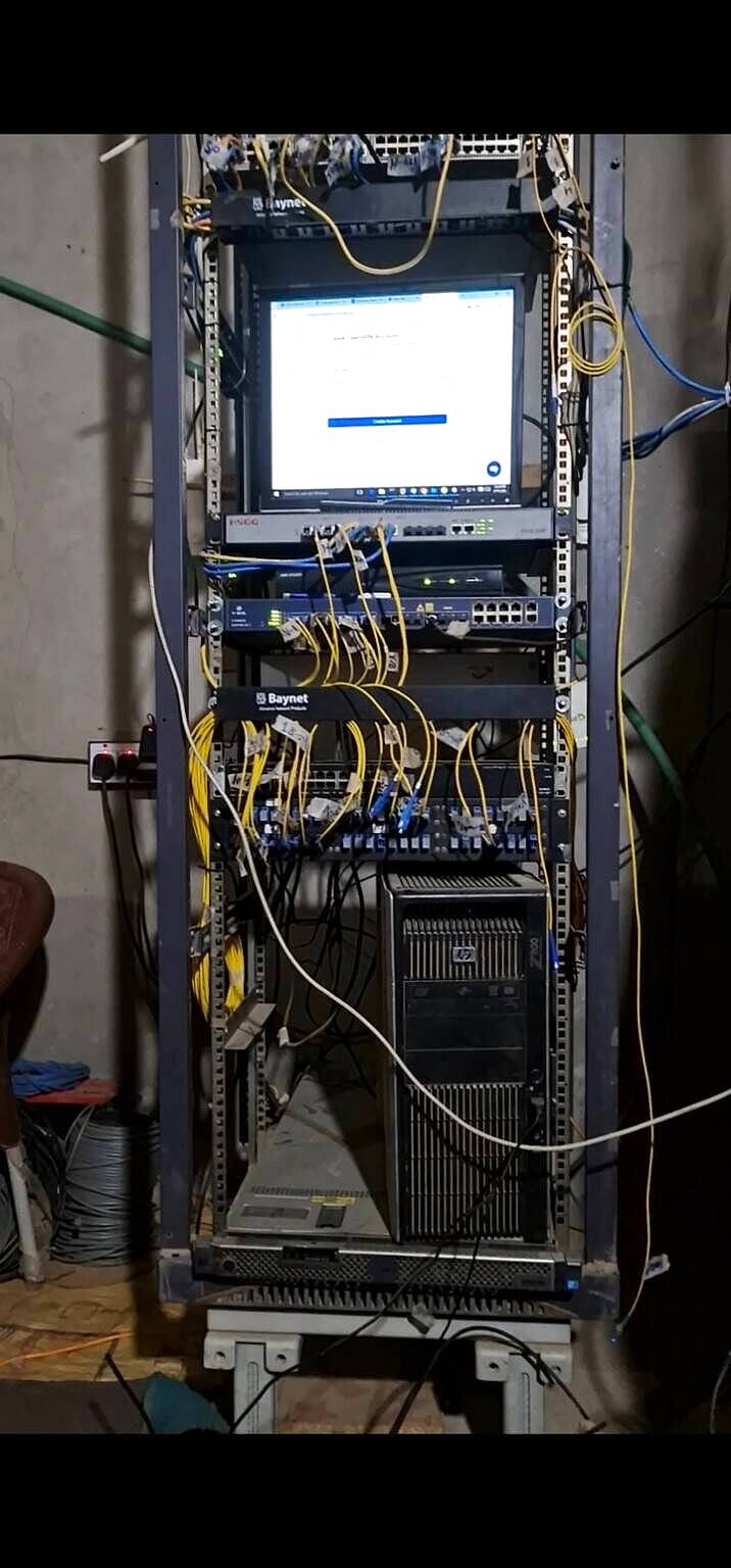 Rack console showing VPN provisioning screen at MULTEXPK facility